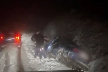 PRIPADNICI EULEKSA SPASAVAJU TROČLANU PORODICU: Automobilom sleteli u jarak!