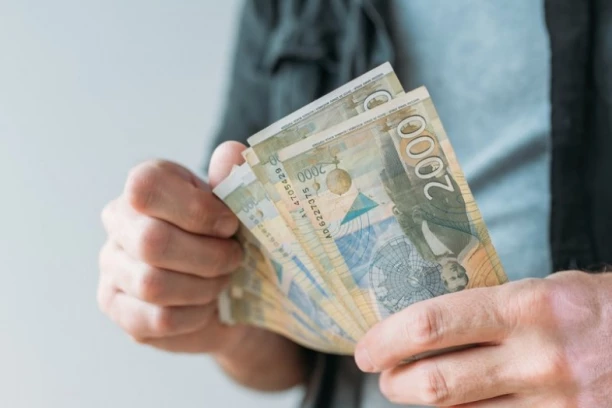 PREDSTAVLJAO SE DA JE GLUMAC ŠABAČKOG POZORIŠTA, PA TRAŽIO PARE: Oglasili se zvaničnici, evo ko su bile METE PREVARE