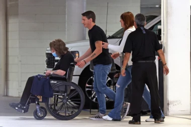 SLAVNI PEVAČ UMIRE U TEŠKIM MUKAMA: Nije mu ostalo još puno, rastaje se od ŽIVOTA!