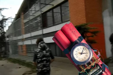 OŠ "20. OKTOBAR" NEPRESTANO NA UDARU LAŽNIH DOJAVA: Agonija se nastavlja i danas, đaci ponovo evakuisani