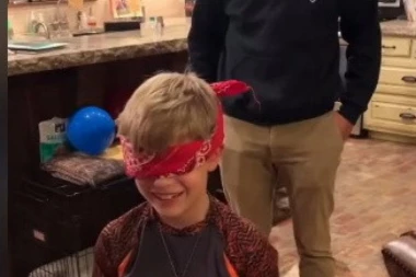 IGRAO SE DOBRO ZNANIM KAČKETOM, I NE SLUTEĆI KO MU STOJI IZA LEĐA: Dečak se potpuno slomio kad je ugledao poznato lice! (VIDEO)