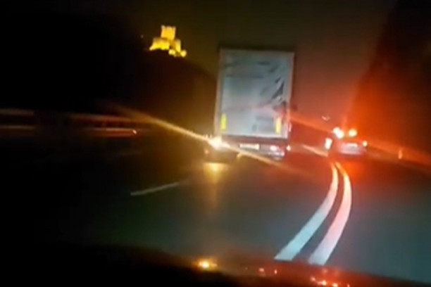 OVO JE ZA ROBIJU! Vozač kamiona preko pune pretiče automobil, dok mu u susret iz suprotnog smera dolazi drugo vozilo! (FOTO/VIDEO)