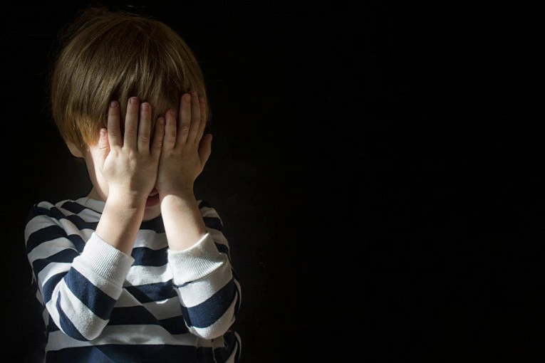 TANJA I DIMITRIJE TUKLI SINA JER JE PLAKAO! DVE GODINE SE HRANIO NA SONDU: Dirljiva priča o dečaku Maksimu koji je preživeo strašno zlostavljanje!