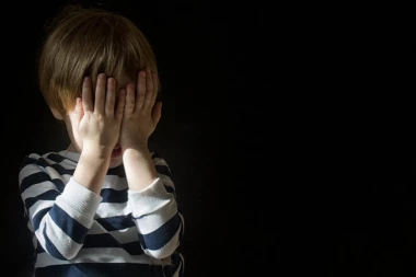 TANJA I DIMITRIJE TUKLI SINA JER JE PLAKAO! DVE GODINE SE HRANIO NA SONDU: Dirljiva priča o dečaku Maksimu koji je preživeo strašno zlostavljanje!