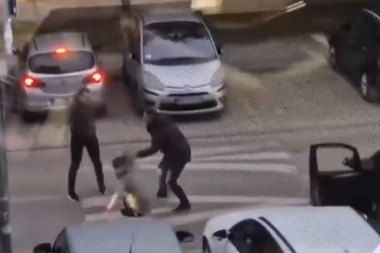 BRUTALNA TUČA U NOVOM SADU!  Prvo je gurnuo ŽENU koja je pala, a onda su počele da SEVAJU PESNICE (FOTO/VIDEO)