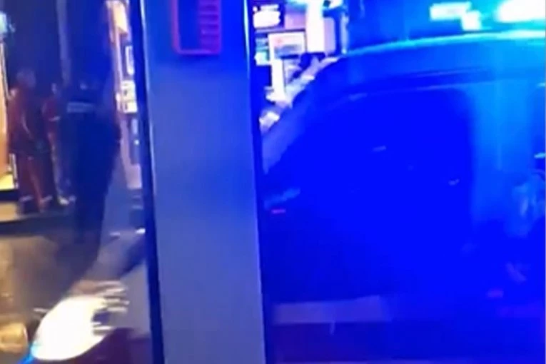 SAOBRAĆAJKA U NIŠU: Vozač automobila sleteo sa puta, pa se zakucao u pekaru! (FOTO/VIDEO)