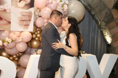 NADICA ADEMOV POKAZALA MUŽA MILIONERA: Pevačica se pojavila na gala slavlju, gde će se sjatiti cela estrada, a svi su gledali u NJEGA!