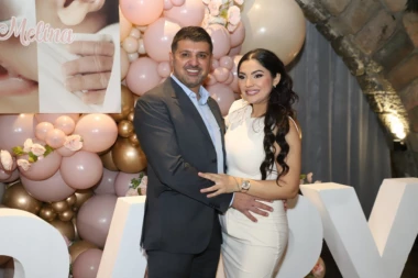 PEVAČICA OTVORILA VRATA SVOG DOMA SAMO PAR SATI PRED NOVU GODINU: Otkrila najintimnije detalje o svom životu!