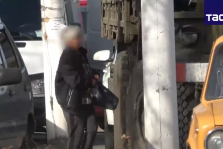 UHVAĆENA BAKA KAKO POSTAVLJA BOMBU NA KAMION SA RUSKIM VOJNICIMA! Priznala saradnju sa ukrajinskom obaveštajnom službom! (VIDEO)