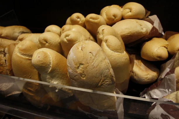 "HLEB SAVA SA POSEBNOM AROMOM BAKTERIJA!" Radnik poznatog lanca pekara uhvećen NA DELU - hteo da spakuje korpe pa šokirao celu zemlju, MUKA DA TI PRIPADNE! (VIDEO)