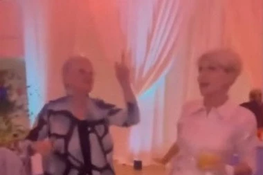 PLESALA JE NA ĆERKINOJ SVADBI, A ONDA JE UOČILA NEŠTO NA BLUZI: Žena je potpuno izgubila kontrolu, svi su pričali o onome što je uradila (VIDEO)