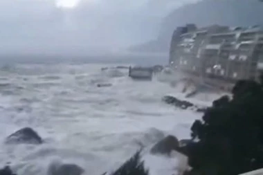 HAOS U HRVATSKOJ: Orkanski udari bure na moru, a MEĆAVA na putevima