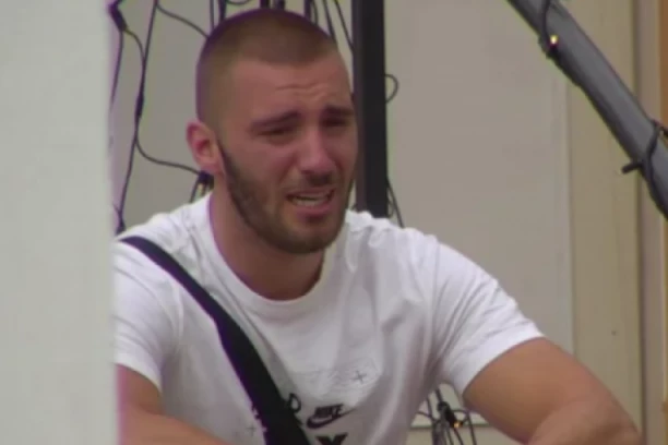 MENSUR UZIMA 50.000 EVRA OD ZELENAŠA: Majka mu je očajna, iza svega stoji njegova BIVŠA DEVOJKA!