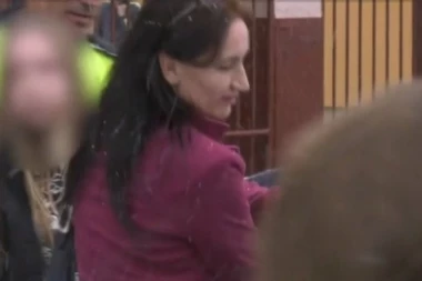 UČENICA (16) IZBOLA PROFESORA (41) PRED ZAPANJENOM MAJKOM I DIREKTORKOM ŠKOLE: Bila je primeran đak, ali nasavnik je imao PRLJAVI PLAN, njen dečko otkrio ZAŠTO MU JE DAO NOVAC  (VIDEO)