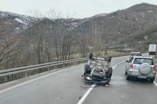 PEŽO SE PREVRNUO I ZAVRŠIO NA KROVU! Teška nesreća kod Kraljeva - Hitna pomoć na licu mesta! (FOTO)