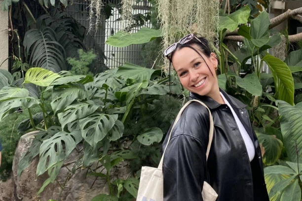 FOTKALA SE NE OBRAĆAJUĆI PAŽNJU ŠTA JE IZA NJE: Slučajno je uhvatila neprocenjiv trenutak - da li vi vidite? (FOTO)