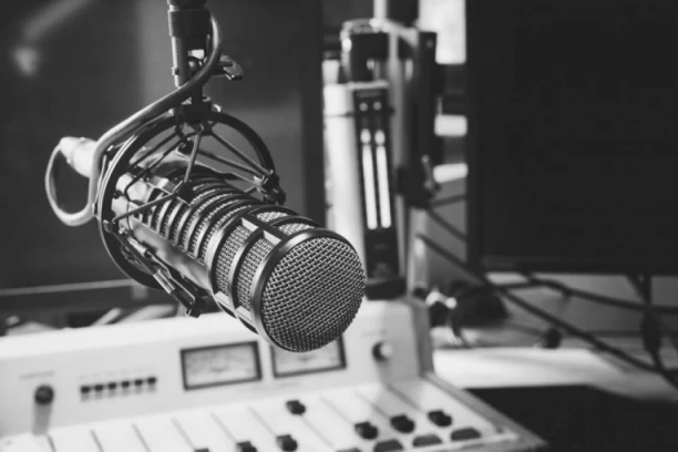 PREMINUO ČUVENI VODITELJ! Pre devet dana najavio povlačenje iz medija!