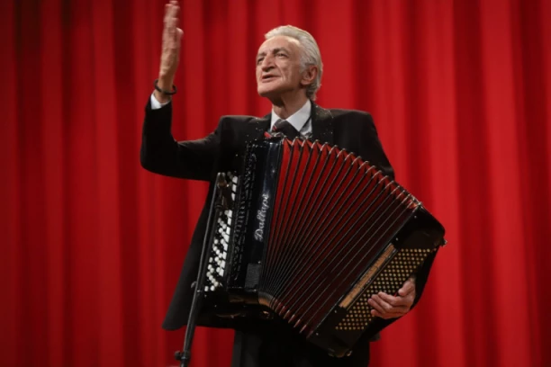 MIRKO KODIĆ PRVI PUT PRED PUBLIKOM, NAKON IZNENADNE SMRTI SINA ALEKSANDRA: Harmonikaš na ivici suza, ove reči kidaju dušu! (VIDEO)