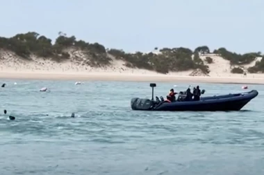 PREVRNUO SE ČAMAC U MORU, DEVOJKA (18) POGINULA: Kad je patrola došla sa spasiocima, šokirali su se onim što su videli