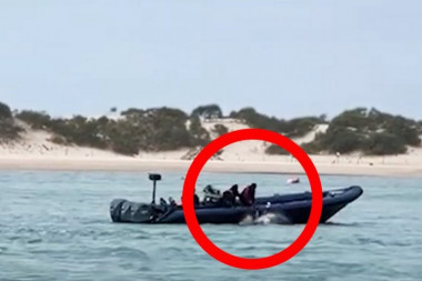"SKOČI ILI ĆU TE UBITI"! Krijumčari bacali ljude u more kod plaže u Španiji, više mrtvih! POGLEDAJTE JEZIV SNIMAK! (UZNEMIRUJUĆI VIDEO)