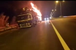 BUKTINJA NA OBILAZNICI OKO BEOGRADA! Gori kamion, ogromna vatra i dim kuljaju u nebo! (FOTO, VIDEO)