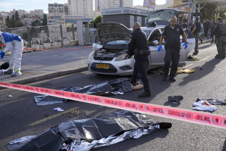 TERORISTIČKI NAPAD U JERUSALIMU! Napadači zapucali na autobuskoj stanici, najmanje šestoro ranjeno!