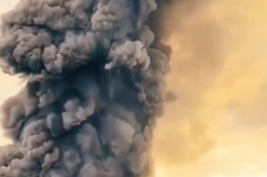 CRNI PEPEO SE DIŽE KILOMETRIMA UVIS: Zlokobni vulkan Krakatau koji je 2018. izazvao RAZORNI CUNAMI ponovo AKTIVAN! Strah se širi Indonezijom! (VIDEO)