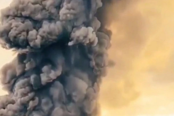 CRNI PEPEO SE DIŽE KILOMETRIMA UVIS: Zlokobni vulkan Krakatau koji je 2018. izazvao RAZORNI CUNAMI ponovo AKTIVAN! Strah se širi Indonezijom! (VIDEO)