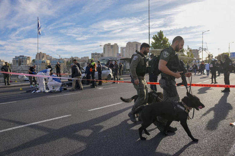 (UZNEMIRUJUĆ SADRŽAJ) PRVI SNIMCI TERORISTIČKOG NAPADA U JERUSALIMU! Napadači iskočili iz vozila i počeli da pucaju na ljude, opšta panika!