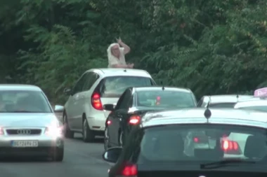 ZORICA MARKOVIĆ USNIMLJENA KAKO VRŠI NUŽDU U JAVNOSTI: Skandalima izazvala KOLAPS u saobraćaju, ljudi gledaju i ne veruju!