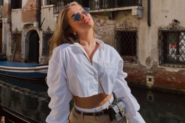 GOLE GRUDI NA IZVOLTE: Pogledajte golu fotografiju Teodore Džehverović iz kupatila (FOTO)