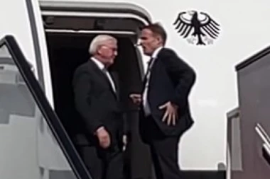 PREDSEDNIK NEMAČKE PONIŽEN KAO NIKAD: Sleteo u posetu Kataru, ostavili da DA ČEKA pola sata po najvećoj vrućini (VIDEO)