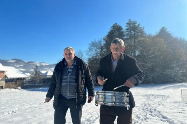 NI LJUTA ZIMA NE MOŽE NIŠTA IVANJIČKOM INATU! Zavejani do kuka, al' udaraju na veselje: Šta će ti ''Smederevac'' pored doboša i pršute? (FOTO)