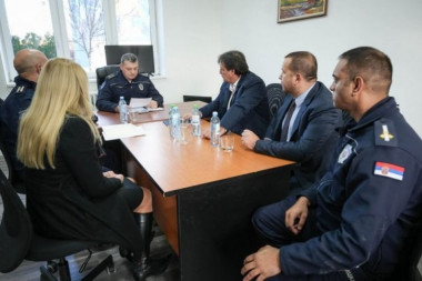 Ministar Gašić posetio u Babušnici renovirani objekat Vatrogasno-spasilačkog odeljenja i obišao radove u stanici MUP-a