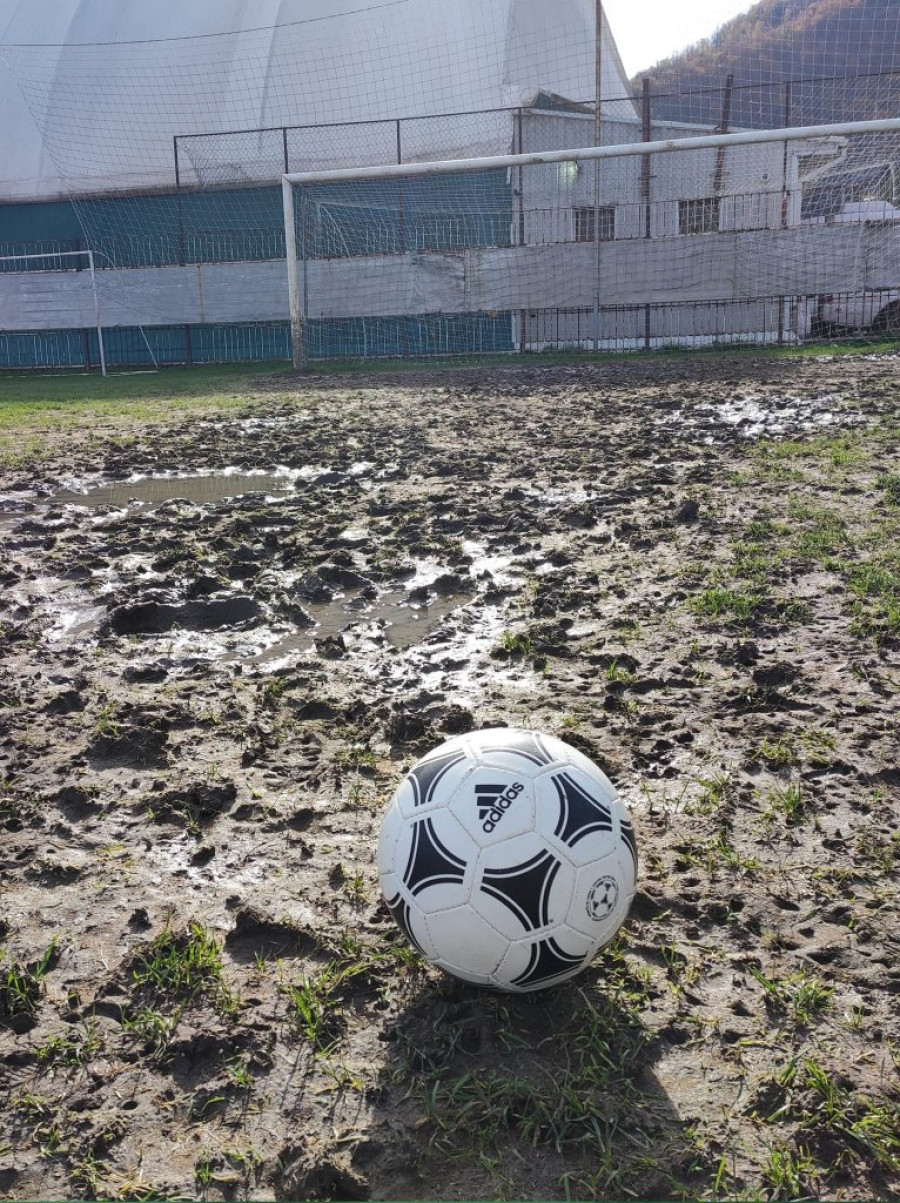 Očajno stanje terena Sportskog centra "Krčagovo"