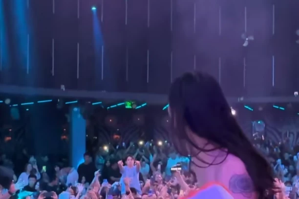 PEVAČ JE IZNEO OVO NA BINU I NACILJAO JE KA DEČKU: Ceo klub šokirano gleda u kakvom je stanju nesrećni momak (FOTO/VIDEO)