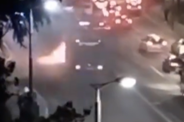 ZAPALIO SE AUTOBUS KOD PLAVOG MOSTA! Vozač pokušao da ugasi vatru! (VIDEO)