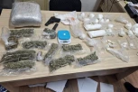 UHAPŠEN MUŠKARAC (50) IZ POŽAREVCA! Policija u stanu pronašla nekoliko kilograma droge, lekova i pištolj! (FOTO)