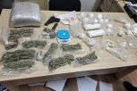 UHAPŠEN MUŠKARAC (50) IZ POŽAREVCA! Policija u stanu pronašla nekoliko kilograma droge, lekova i pištolj! (FOTO)