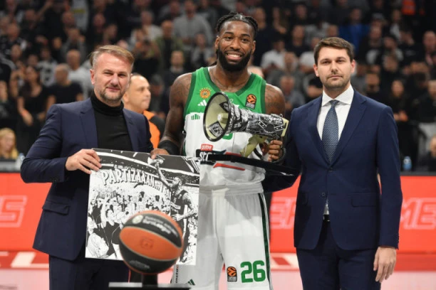 GROBARI U TRANSU! Velikim OVACIJAMA dočekali Lesora, a od kluba na poklon dobio megafon (VIDEO)