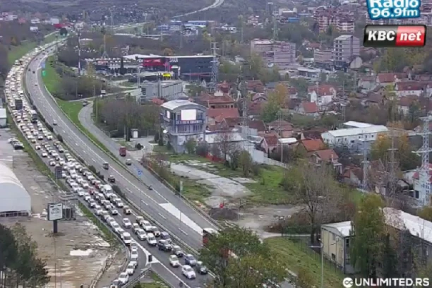 LEPO VREME IZMAMILO VOZAČE! Krkljanac na auto-putu, ogromne kolone se formirale - sve stoji!