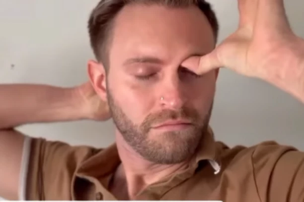 REŠITE SE GLAVOBOLJE ZA 15 SEKUNDI BEZ LEKOVA: Terapeut pokazao TRIK koji mu uvek uspeva - sigurno ne znate ovu caku! (VIDEO)