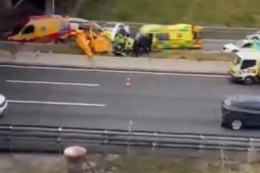 NESREĆA U MADRIDU, NALET VETRA OBORIO HELIKOPTER NA PUT:  Letelica se srušila na obilaznicu, nekoliko ljudi povređeno (VIDEO)