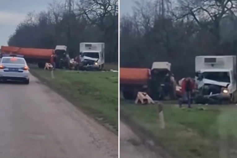 DVA KAMIONA I TRAKTOR POTPUNO SMRSKANI: Užasna saobraćajna nezgoda kod Bačke Topole!
