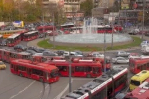 KOLAPS U CENTRU GRADA, NI IGLA NE MOŽE DA STANE OD GUŽVE! Gradski prevoz, automobili, sve stoji u mestu - ljudi doslovno besne! (VIDEO)