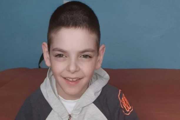 POMOZIMO MALOM MILOŠU IZ LEPOSAVIĆA DA STANE NA NOGE! Ko god može neka ukuca 53 na 2407! HITNO POTREBNA POMOĆ!