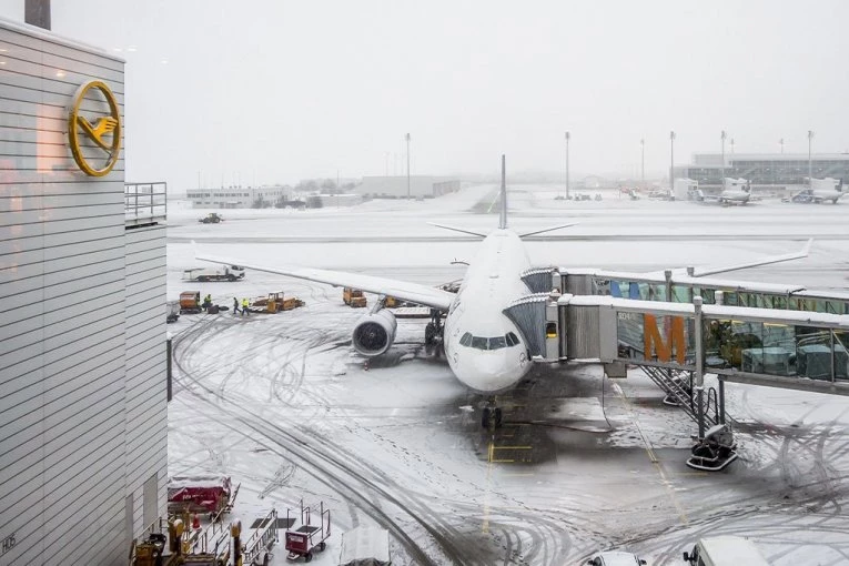 ZATVOREN AERODROM U MINHENU: Sneg napravio haos u Bavarskoj, došlo je do obustave i u železničkom saobraćaju