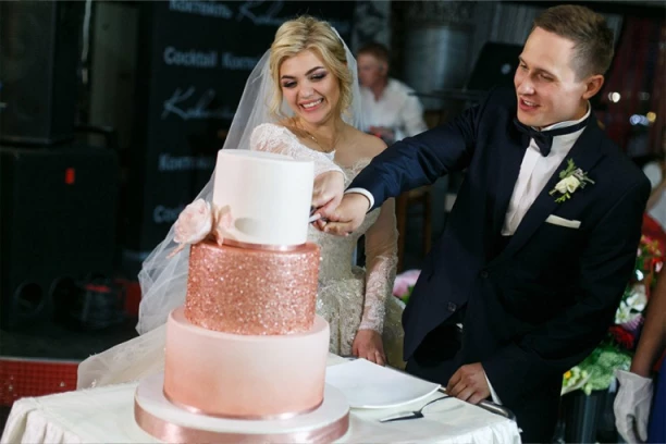 FOTOGRAF NA SVADBI ODMAH ZNA DA LI ĆE SE BRAČNI PAR RAZVESTI: Ima veze sa SVADBENOM TORTOM, tvrde da je to NEPOGREŠIV ZNAK