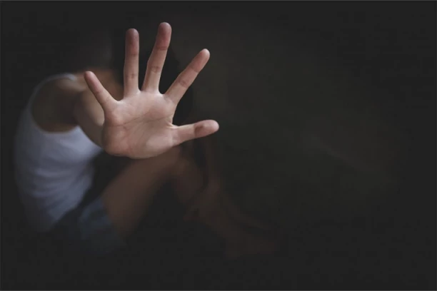 HOROR! Otac i ujak brutalno isprebijali dečaka (15), rekao im da je GEJ! Dete KRVAVO izašlo na ulicu!