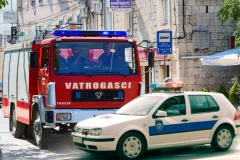 NESVAKIDAŠNJA AKCIJA SPASAVANJA U PRIJEDORU: Vatrogasci sekli komad nameštaja da oslobode zaglavljenog mališana (FOTO)
